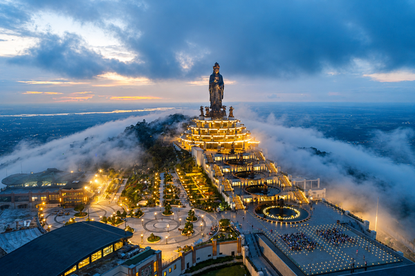 Toàn bộ khung cảnh Núi Bà Đen