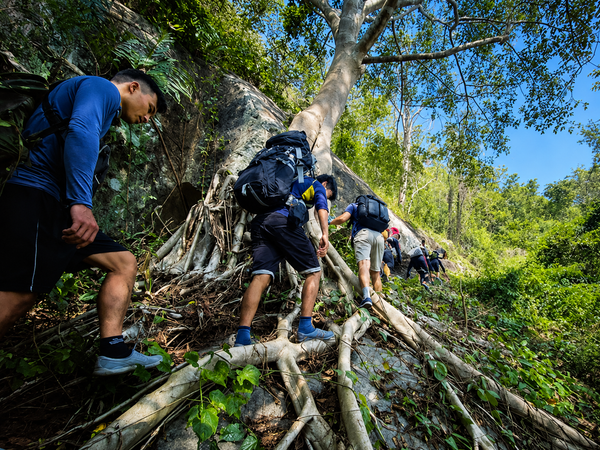 Runner cùng trang bị chạy trail