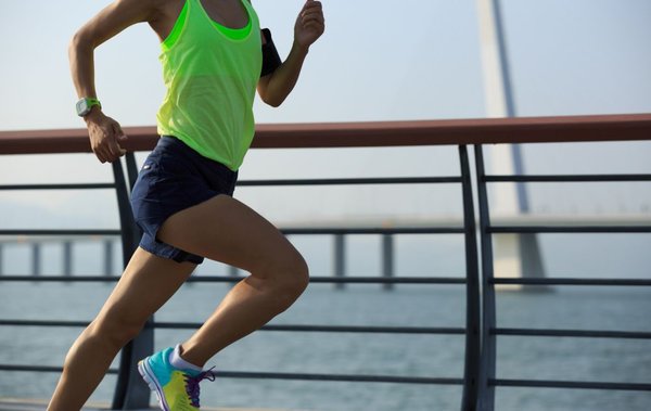 Runner tiếp đất với bàn chân vươn xa về phía trước khi chạy bộ