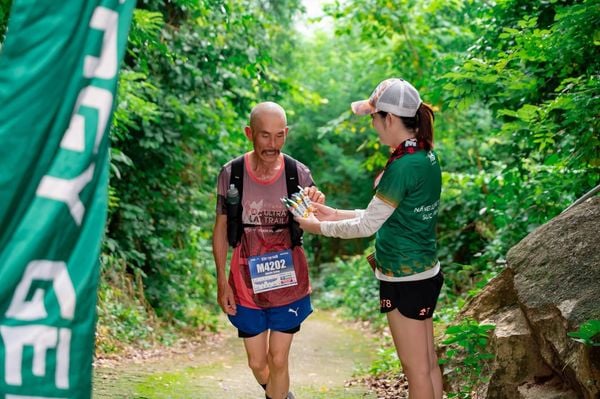 Runner nạp gel năng lượng để bổ sung carb khi chạy dài