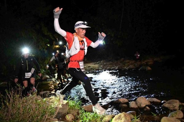 Giày cho thi đấu hoặc địa hình riêng