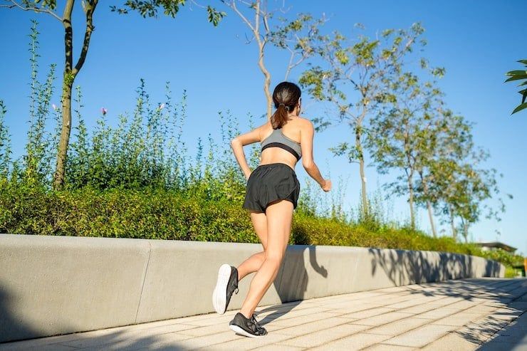 chạy bộ hay nhảy dây giảm cân tốt hơn
