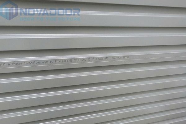 Chữ điện tử trên than cửa cuốn tấm liền TM