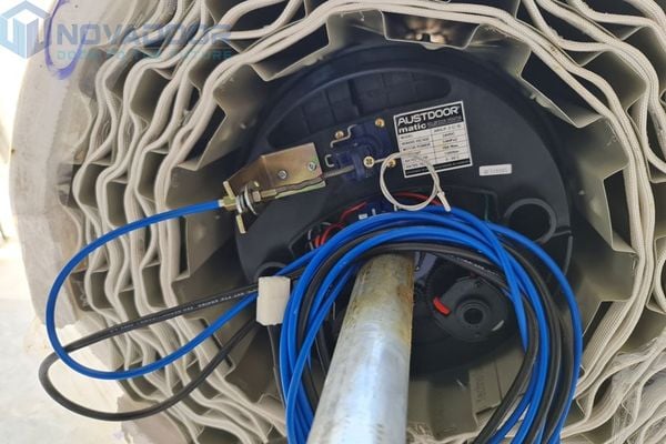 cửa cuốn tấm liền sử dụng motor lô trong