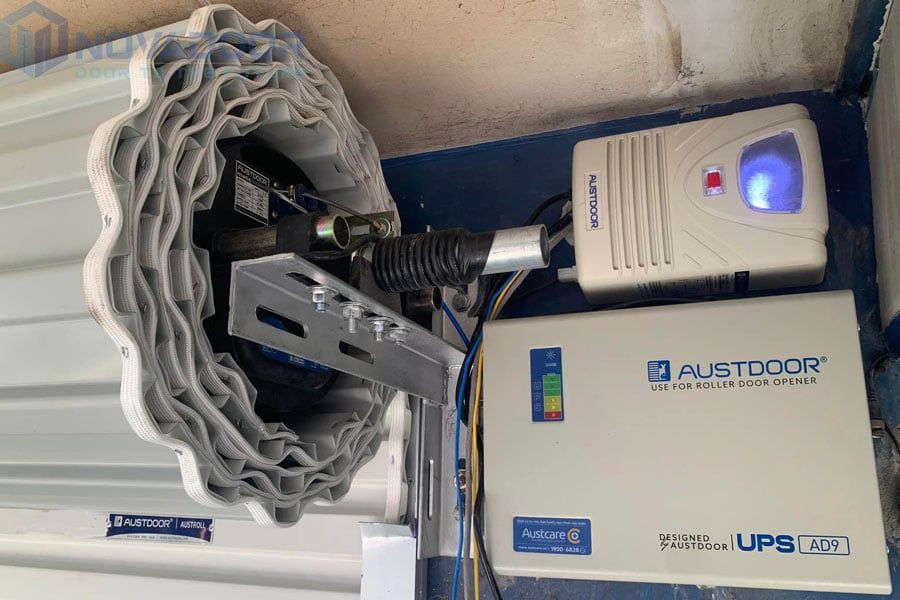 Cửa cuốn tấm liền Austdoor sử dụng motor trong lô cuốn