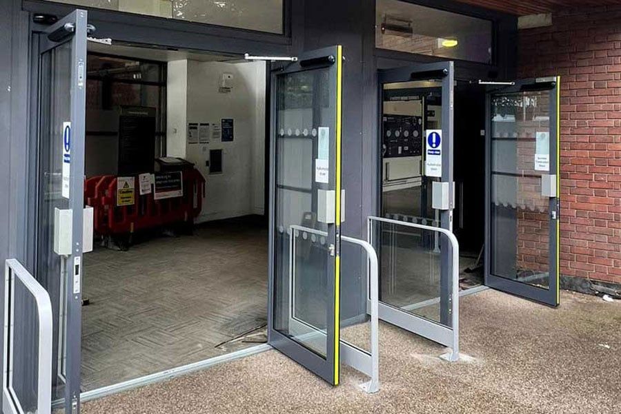 Cửa mở cánh tự động