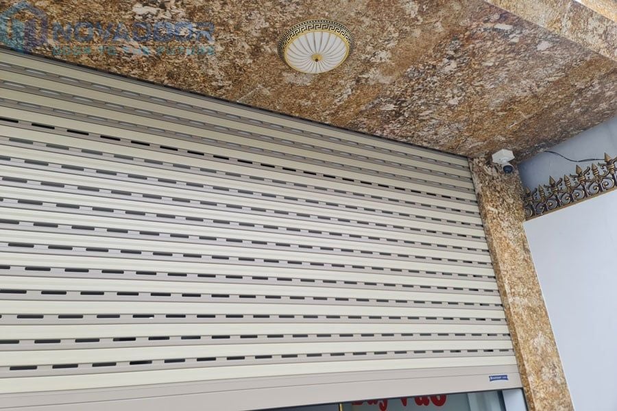 Khe thoáng cửa cuốn E70