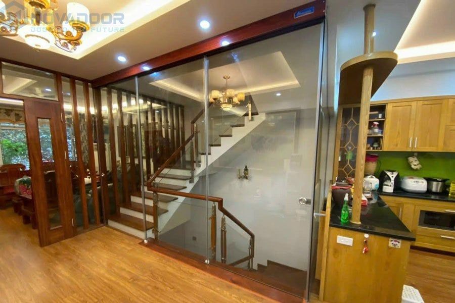 Cửa lùa đẩy tay lắp đặt cho lối lên xuống cầu thang