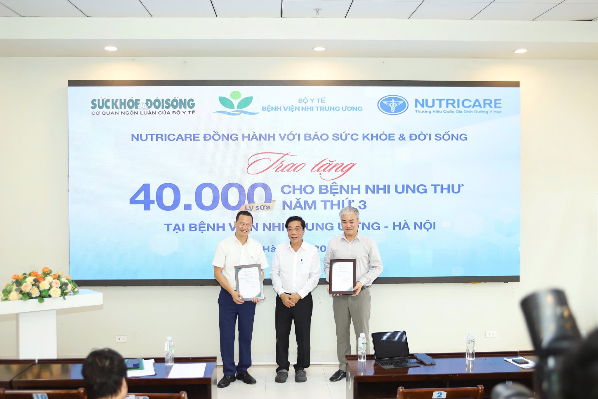 Nghìn ly sữa – nghìn hy vọng Báo Sức khỏe & Đời sống và Nutricare trao tặng bệnh nhi ung thư