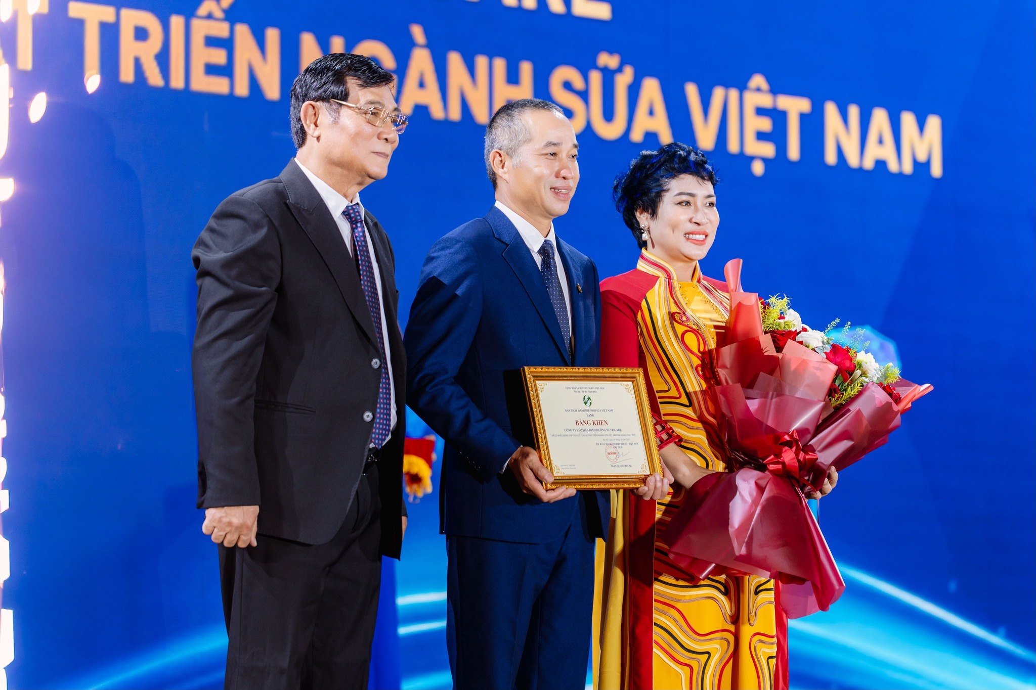 Nutricare nhận bằng khen của Hiệp Hội Sữa vì những đóng góp tích cực cho sự phát triển ngành sữa Việt Nam