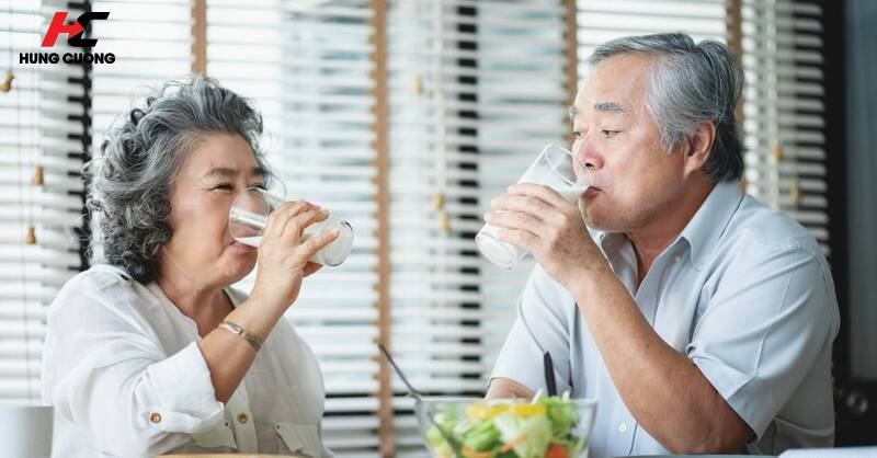 Hướng dẫn người cao tuổi uống sữa đúng cách