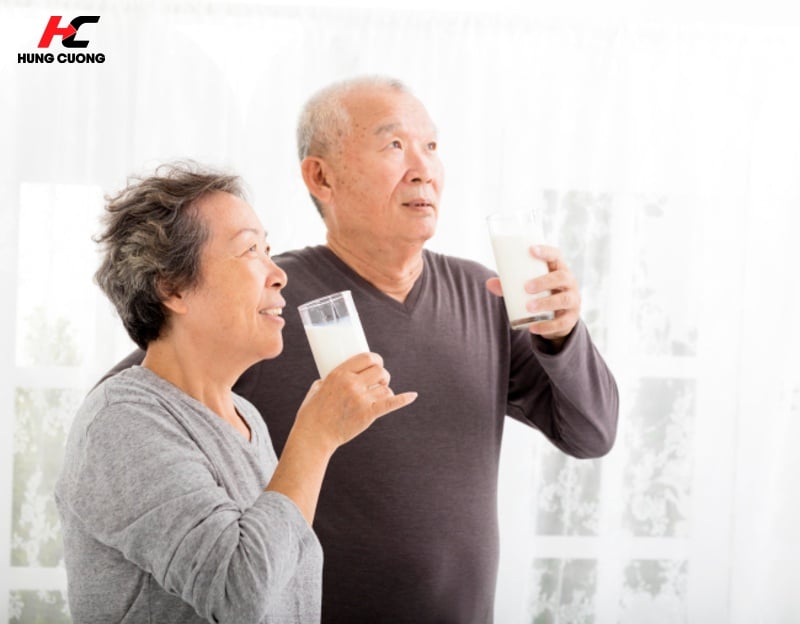 Một số lưu ý khi người cao tuổi sử dụng sữa