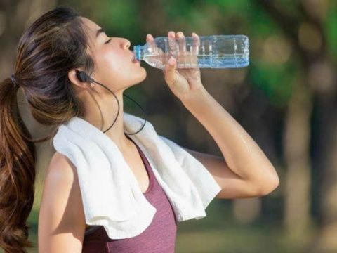 Uống nước đúng cách: Bí quyết cho sức khỏe bền vững và làn da tươi trẻ