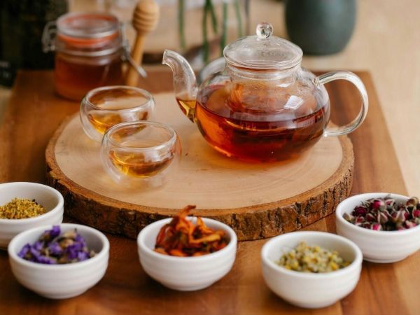 Trà thảo mộc không chỉ giúp thư giãn tinh thần mà còn là phương pháp giải nhiệt, làm dịu lá gan an toàn, hiệu quả.