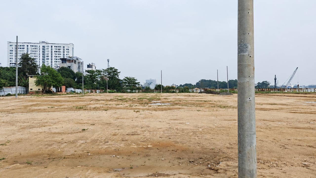 Hiện trạng mặt cỏ sân vận động Quận 12 trước khi lắp hệ thống tưới cảnh quan – IGreenDecor
