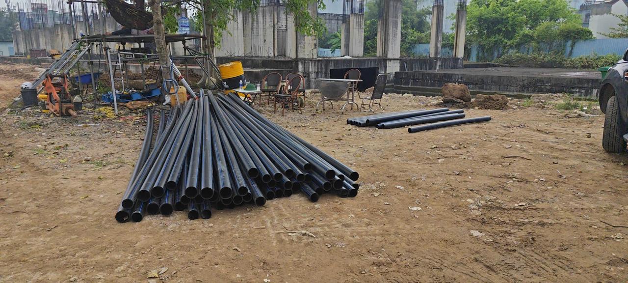 Đào lắp ống LDPE trục chính hệ thống tưới cảnh quan sân vận động Quận 12 – IGreenDecor