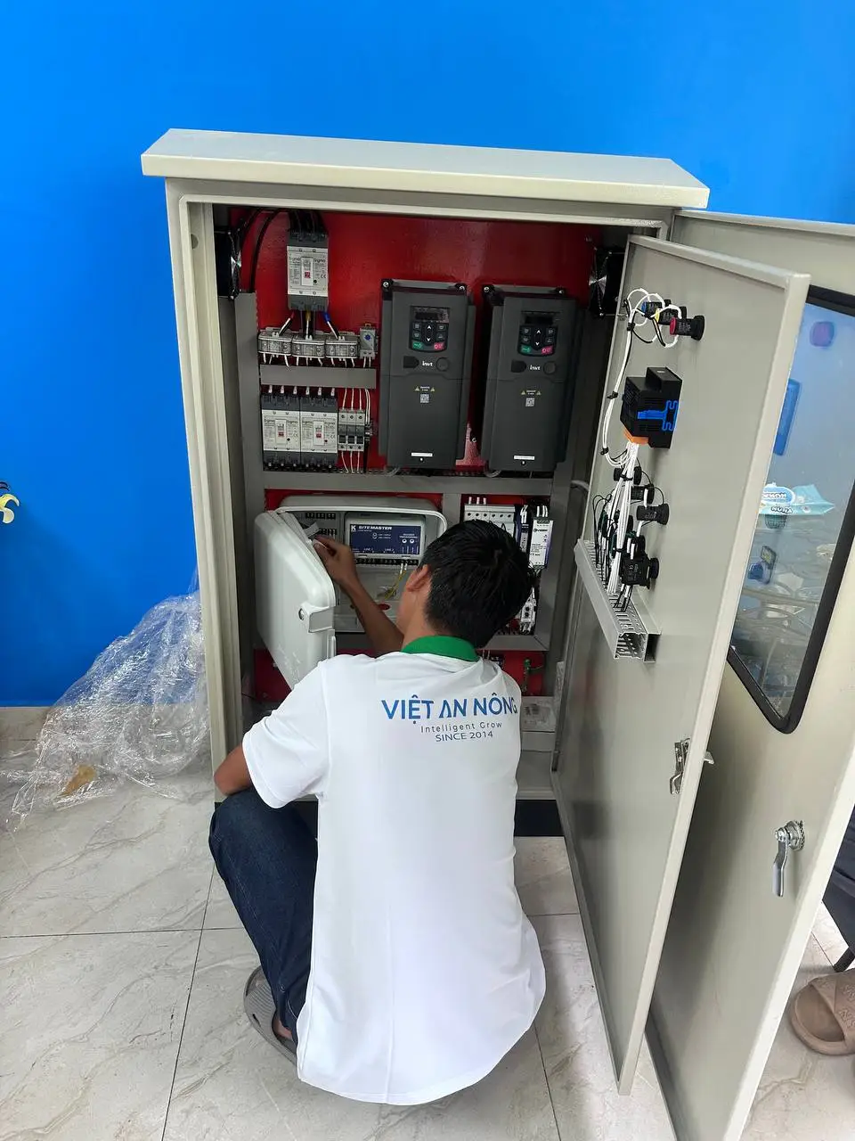 Kỹ sư bảo trì tủ điều khiển hệ thống tưới tự động