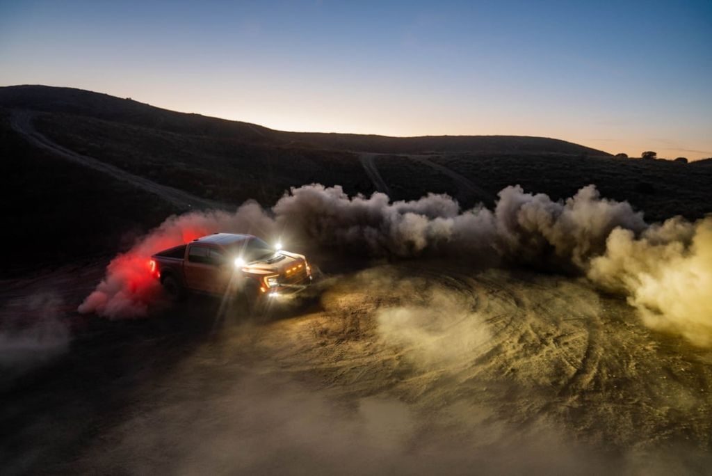 Gắn đèn trợ sáng cho bán tải, SUV khi đi địa hình offroad giúp tăng khả năng vận hành và an toàn