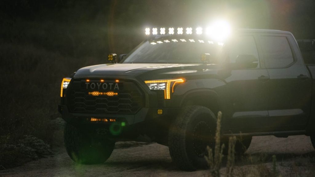 Đèn trợ sáng Baja Designs Led Bar gắn trước mặt calang xe Toyota Tacoma