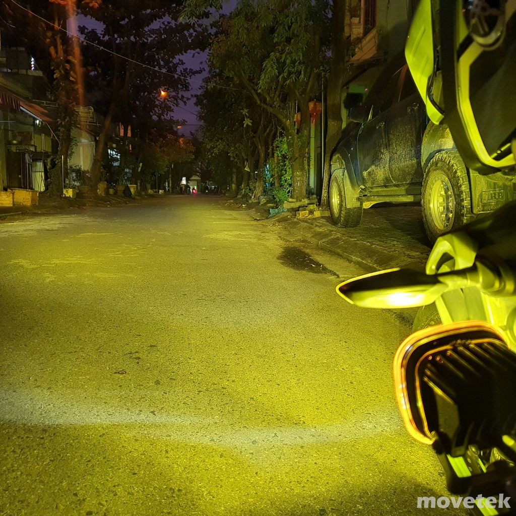 Màu sánh sáng vàng amber qua nắp chụp trên đèn Squadron