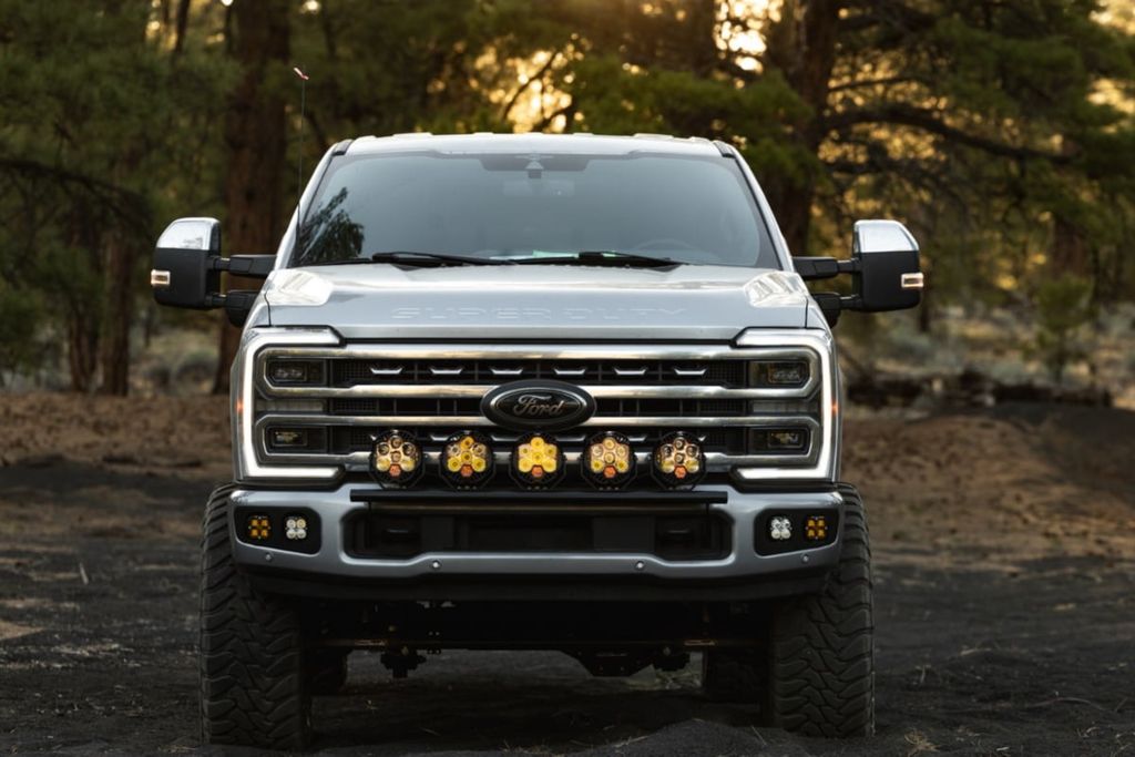 Đèn trợ sáng Baja Designs LP6 Pro và Squadron gắn trước mặt ca-lăng và cản xe Ford F250
