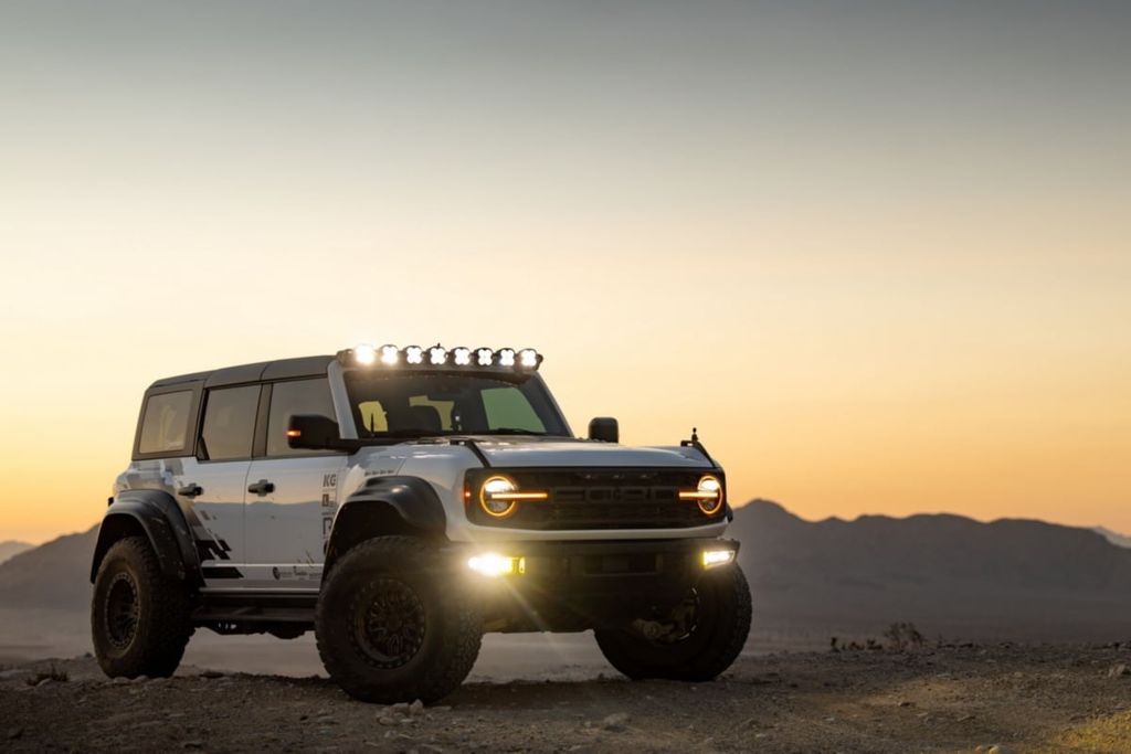 Đèn trợ sáng Baja Designs XL Linkable trên nóc xe Ford Bronco