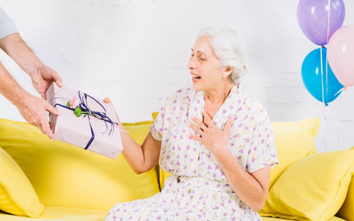 Biếu quà cho bố mẹ người yêu nên nói gì? Gợi ý lời chúc và quà Tết ấn tượng