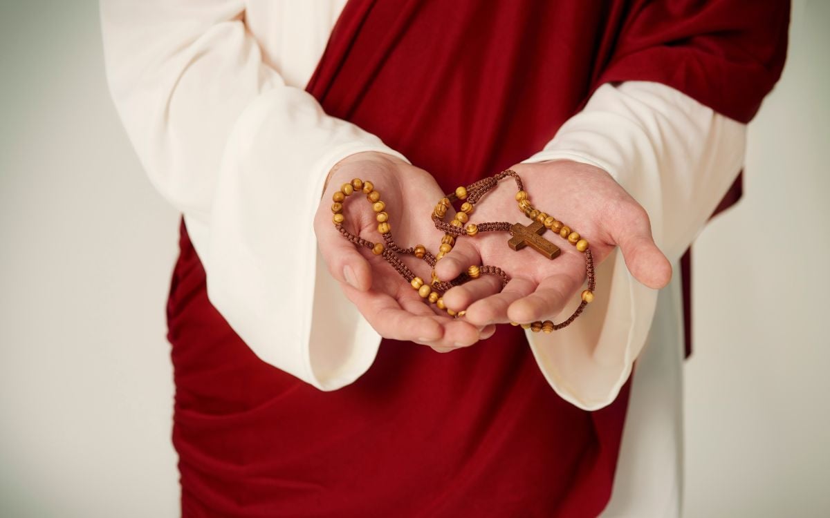 Người theo đạo Thiên Chúa có được đeo vòng trầm hương không?