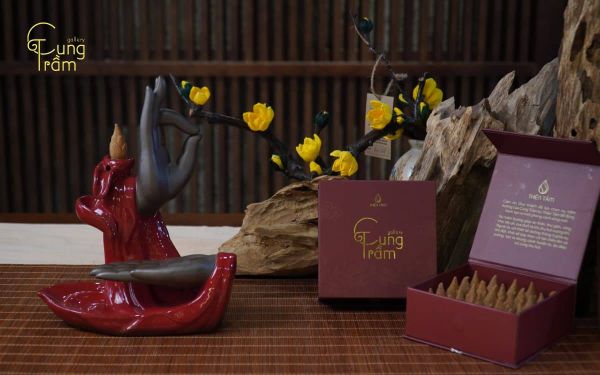 Nụ trầm hương khói ngược là gì? Bí mật dòng thác khói huyền ảo