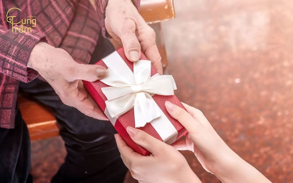 Quà Tết cho người hưu trí 2026: 20+ Gợi ý tinh tế, phù hợp mọi đối tượng