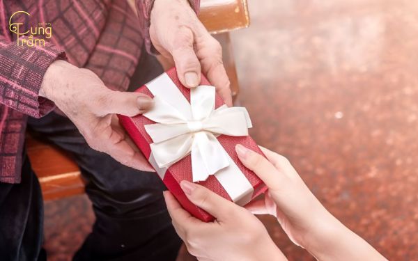 Quà Tết cho người hưu trí 2026: 20+ Gợi ý tinh tế, phù hợp mọi đối tượng