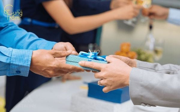 Top 20+ Ý tưởng quà Tết nhân viên: Nâng tầm thương hiệu doanh nghiệp