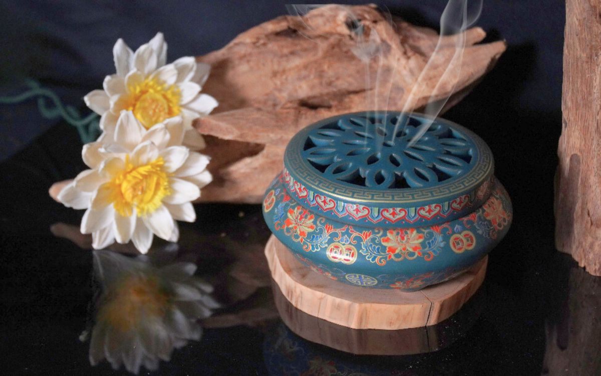 Xông Trầm Hương có tác dụng gì? Lợi ích sức khỏe, phong thủy & Cách xông Trầm hiệu quả