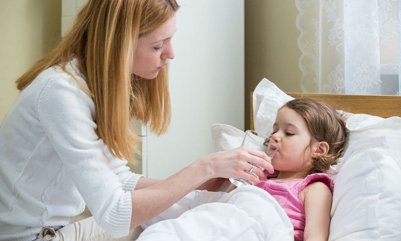 Cần cho trẻ nghỉ ngơi và bổ sung đủ nước khi đang bị sốt