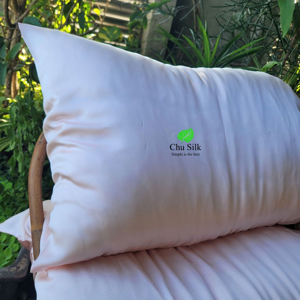 Gối tơ tằm màu hồng được lấy cảm hứng từ bông hồng trong vườn nhà