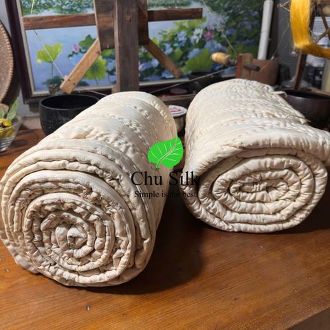 Chăn tơ tằm chần ruột tơ do con tằm tự dệt gọn nhẹ mang theo khắp nơi