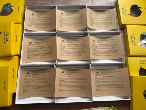 Đóng gói hộp quà Chu Silk