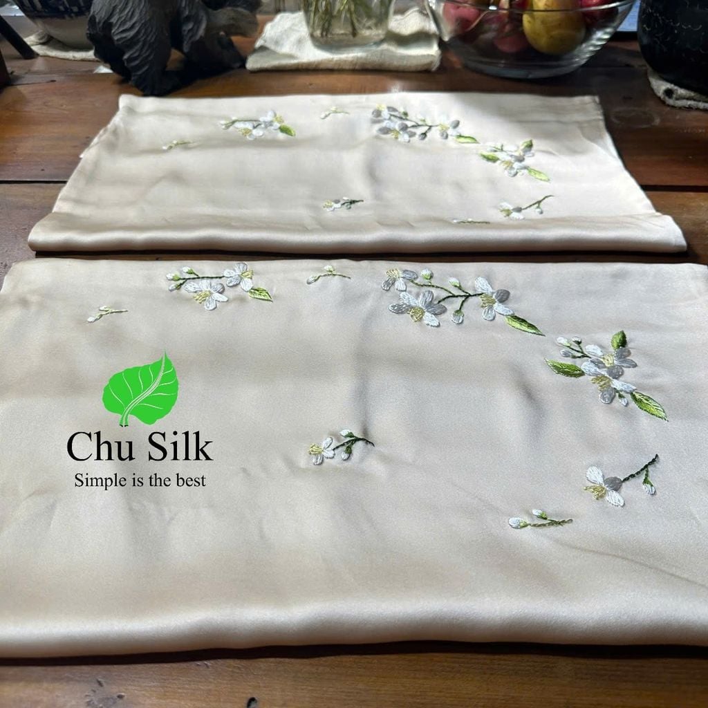 Hand embroidery- Thêu tay vỏ gối và vỏ chăn lụa tơ tằm của phụ nữ Việt nam