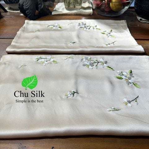 Hand embroidery- Thêu tay vỏ gối và vỏ chăn lụa tơ tằm của phụ nữ Việt nam