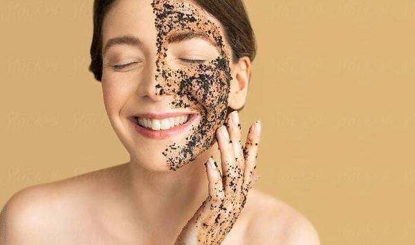 Tẩy tế bào chết là gì? So sánh tẩy tế bào chết vật lý và hóa học chi tiết nhất