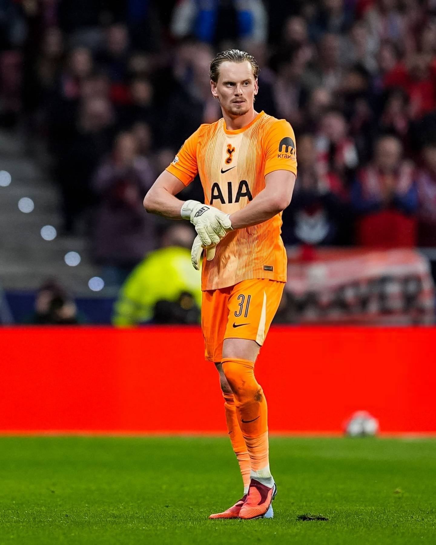 16 Phút Ác Mộng Của Antonín Kinský: Màn Trình Diễn Gây Chấn Động Khiến Thủ Môn Tottenham Bị Thay Sớm