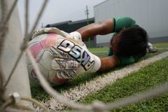 Bảo Quản Găng Tay Thủ Môn Chuyên Cỏ Nhân Tạo: Hướng Dẫn Giúp Tăng Độ Bền & Hiệu Năng