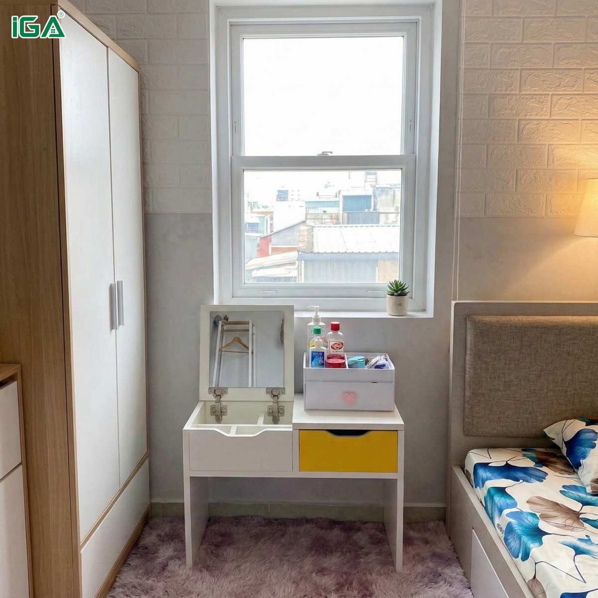 Setup bàn makeup mini bên cạnh cửa sổ