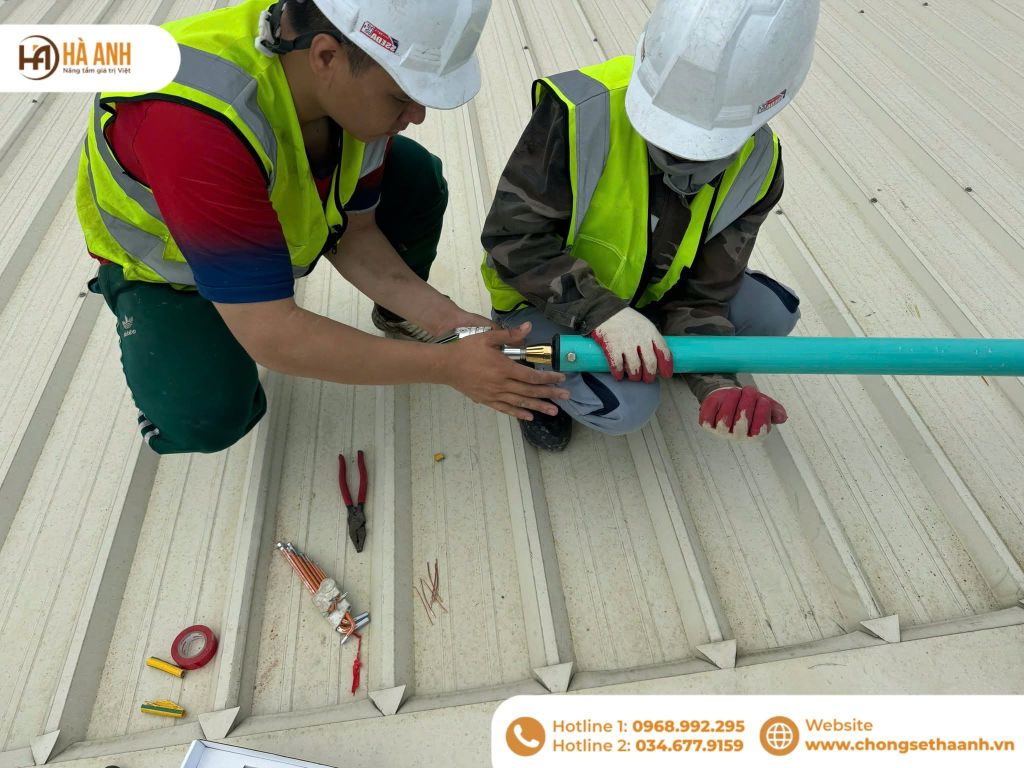 Lắp đặt kim thu sét trên mái nhà xưởng công nghiệp