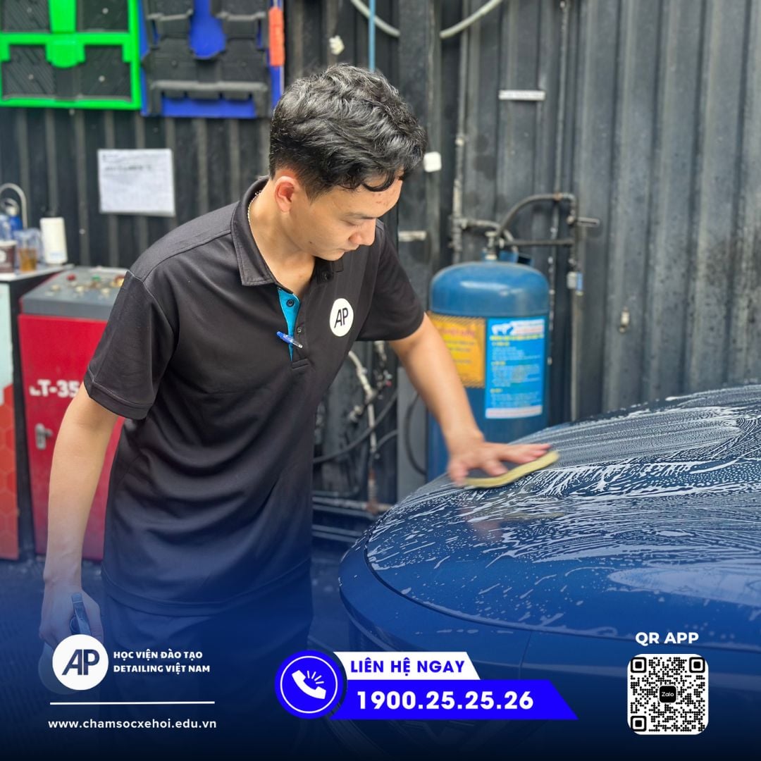 Một cú “tạch” bằng hạt bắp. Một quyết định bằng… cả mùa hè: Combo Detailing + Dán PPF – câu chuyện dưới ánh đèn xưởng của Học viện Đào tạo Detailing Việt Nam 😎🛡️