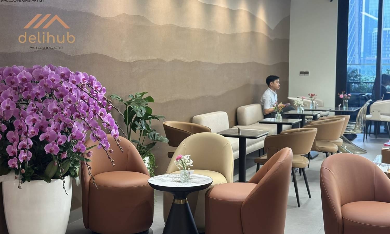 Quán cafe nhỏ nên sơn gì để trông rộng rãi và hút khách hơn?