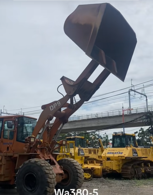 Cho Thuê Xe Xúc Lật Komatsu WA380 – Gầu 5 Khối, Tầm Đổ Cao 4 Mét, Hiệu Suất Vượt Trội