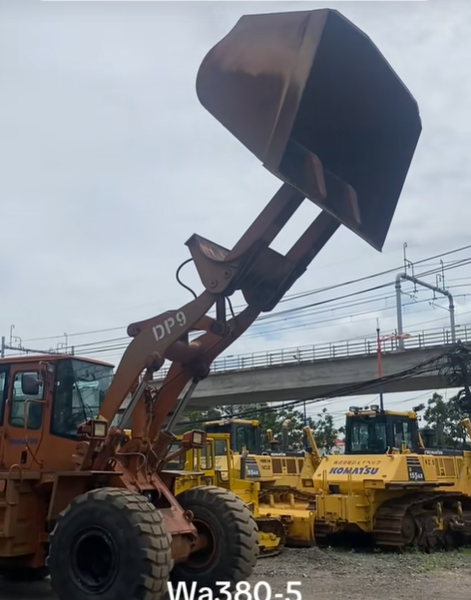 Cho Thuê Xe Xúc Lật Komatsu WA380 – Gầu 5 Khối, Tầm Đổ Cao 4 Mét, Hiệu Suất Vượt Trội