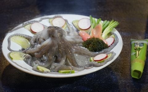 Đi phố Tây ăn bạch tuộc ở đâu ngon? Ghé ngay Nông Thôn Đại Việt