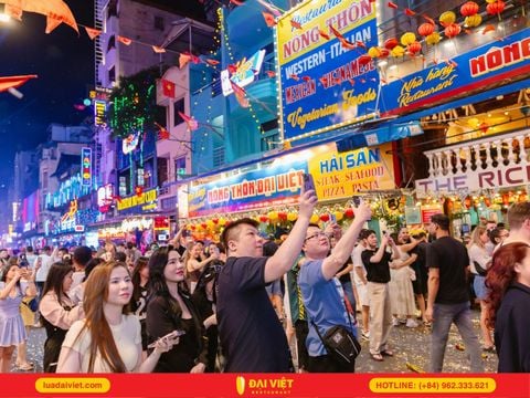 Nhà Hàng Hải Sản Tươi Sống TPHCM: Tôm Hùm Bông Thượng Hạng